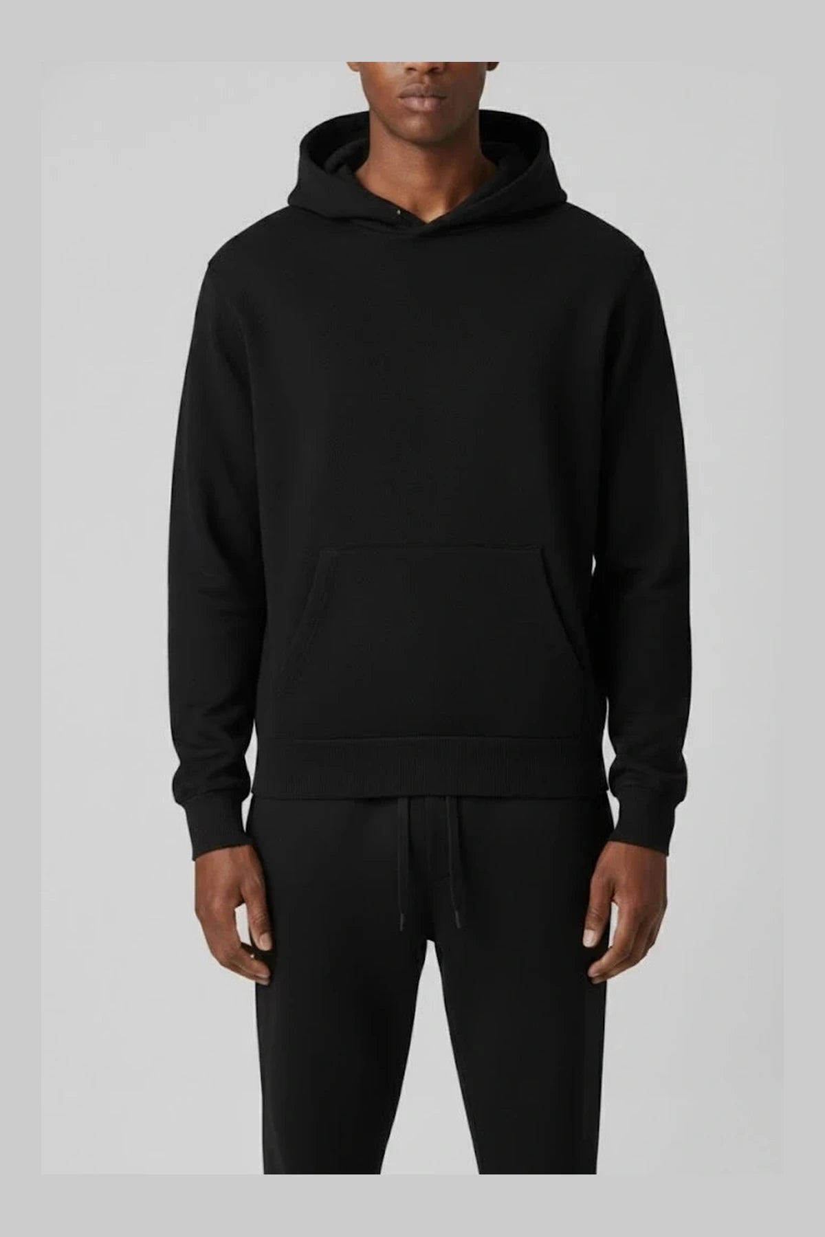 molem preto com capuz